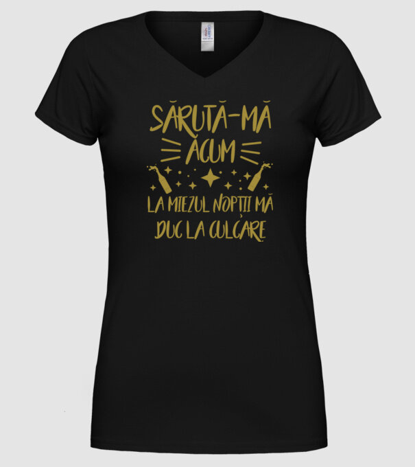 sărută-mă acum, la miezul nopții mă duc la culcare model negru pe tricou