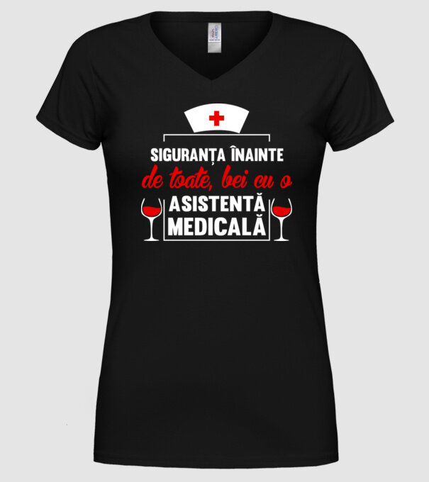 Siguranța înainte de toate, bei cu o asistentă medicală model negru pe tricou