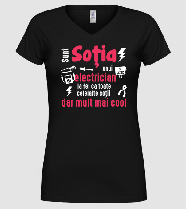 sunt soția unui electrician, la fel ca toate celelalte soții, dar mult mai cool D4337486 model negru pe tricou