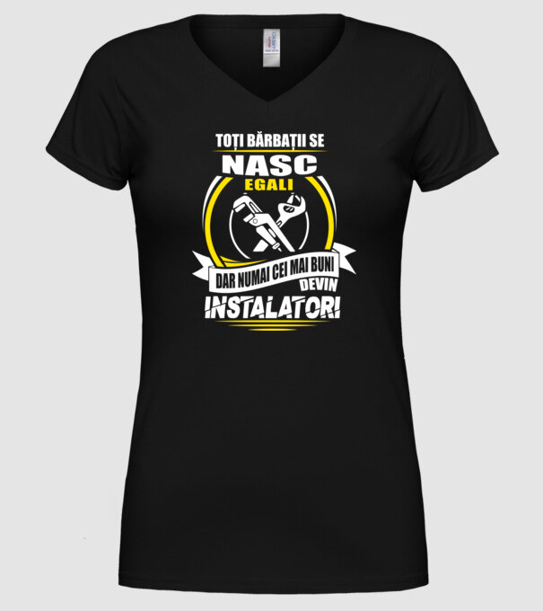 Toți bărbații se nasc egali instalatori model negru pe tricou