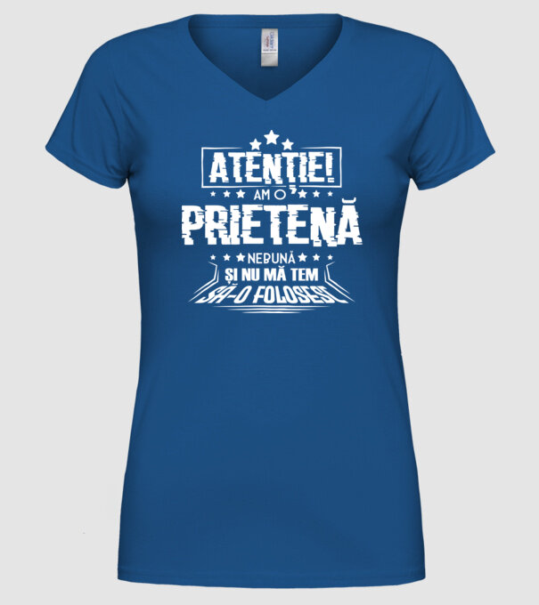 Atenție! Am o prietenă nebună și nu mă tem s-o folosesc. model albastru regal pe tricou