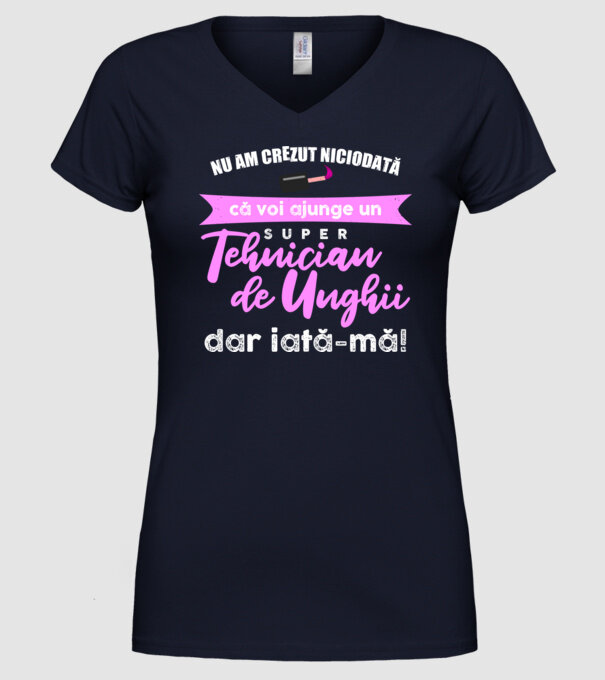 nu am crezut niciodată că voi ajunge un super tehnician de unghii, dar iată-mă D2759966 model albastru închis pe tricou