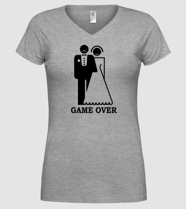 Game over model gri pe tricou