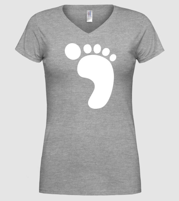 Picior model gri pe tricou