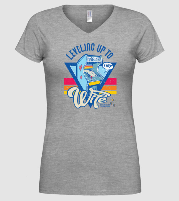 Retro gamer engaged level up to wife model gri pe tricou