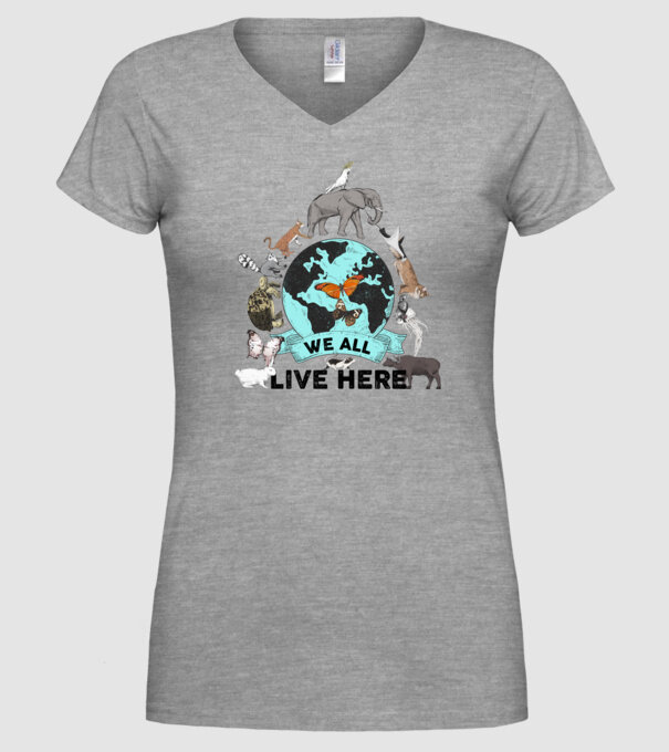 We all live here model gri pe tricou