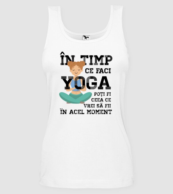 în timp ce faci yoga poți fi ceea ce vrei să fii - în acel moment model alb pe tricou