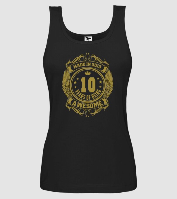 10 years of being awesome winged model negru pe tricou