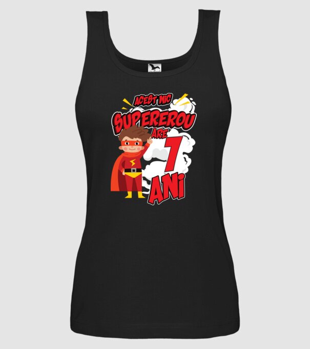 Acest mic supererou are 1 an model negru pe tricou