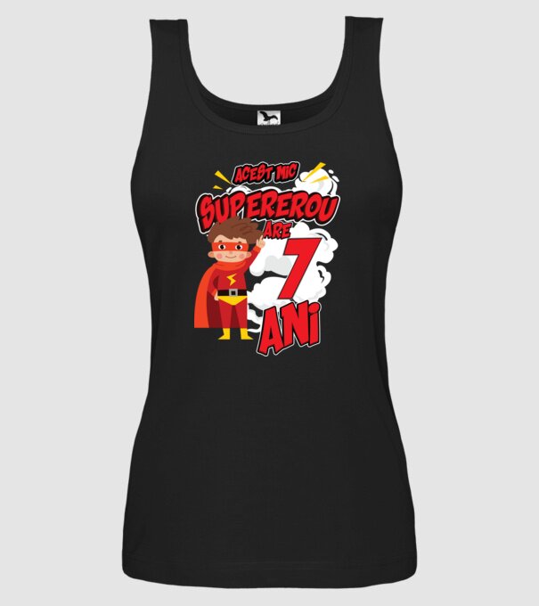Acest mic supererou are 7 ani model negru pe tricou