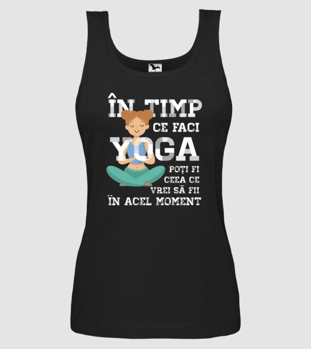 în timp ce faci yoga poți fi ceea ce vrei să fii - în acel moment model negru pe tricou