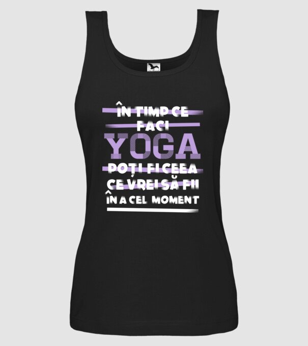 în timp ce faci yoga poți fi ceea ce vrei să fii - în acel moment model negru pe tricou