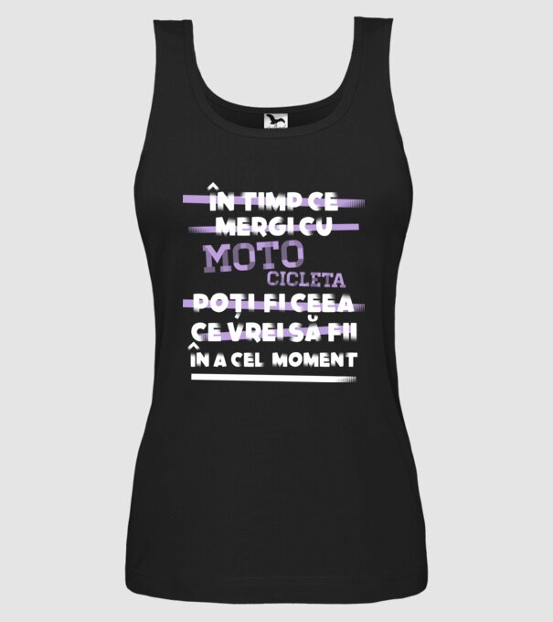 în timp ce mergi cu motocicleta poți fi ceea ce vrei să fii - în acel moment model negru pe tricou