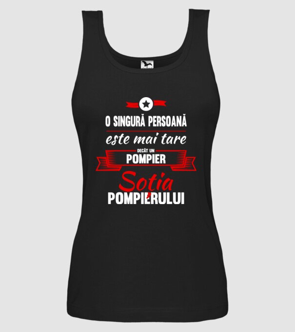 O singură persoană este mai tare decât un pompier, soția pompierului model negru pe tricou