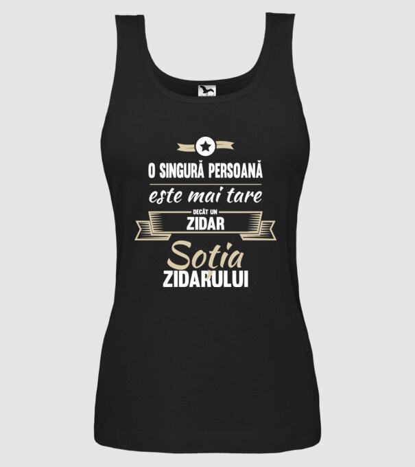 O singură persoană este mai tare decât un zidar, soția zidarului model negru pe tricou