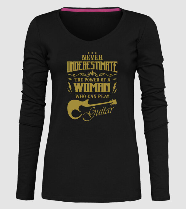 Femeia chitaristă model negru pe tricou