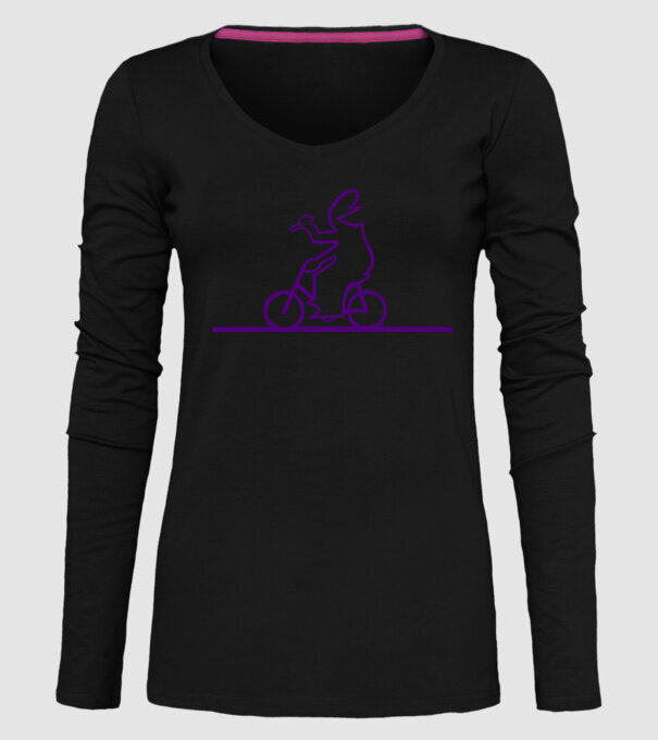 model negru pe tricou