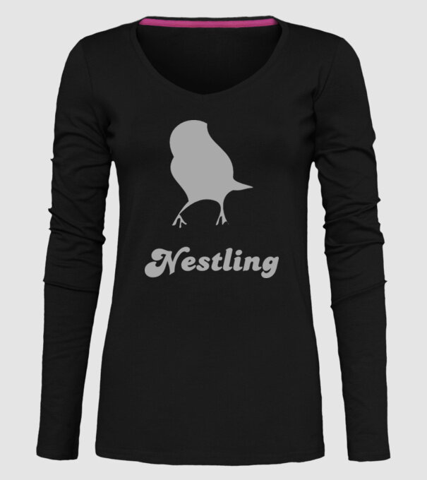 Nestling model negru pe tricou