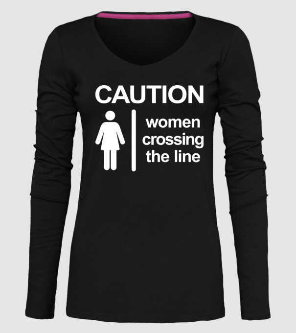 Atenție, femeie care depășește barierele model negru pe tricou