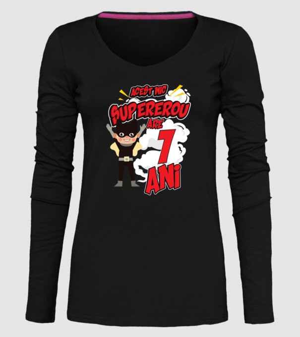 Acest mic supererou are 1 an model negru pe tricou