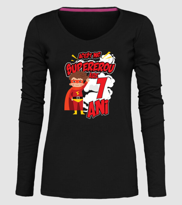 Acest mic supererou are 1 an model negru pe tricou