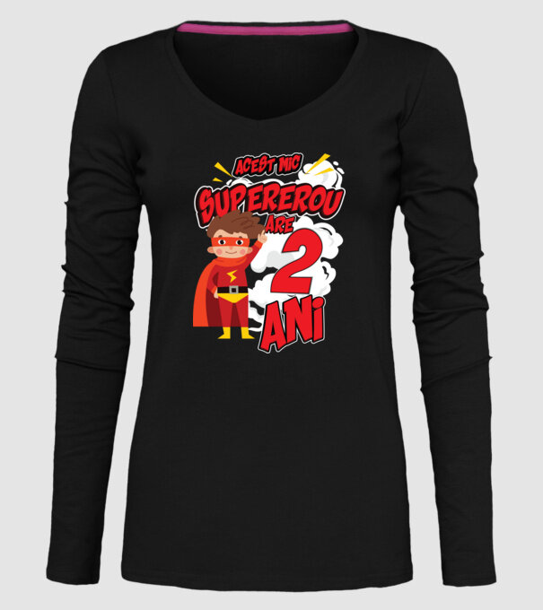Acest mic supererou are 2 ani model negru pe tricou