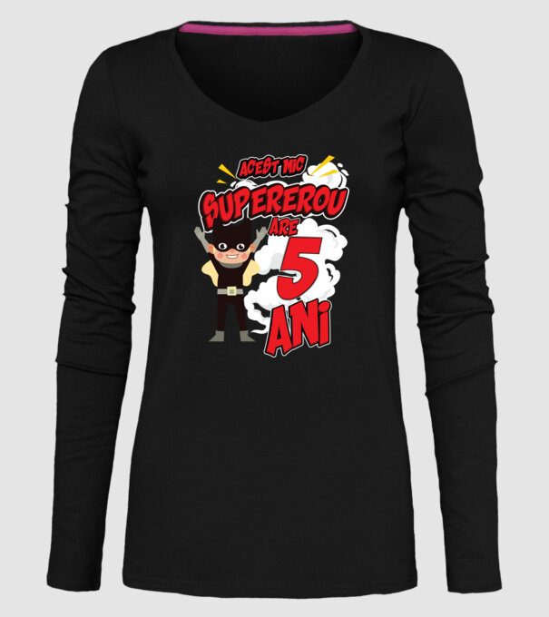 Acest mic supererou are 5 ani model negru pe tricou