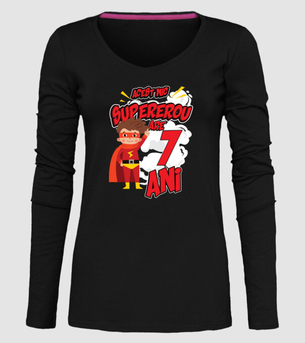 Acest mic supererou are 7 ani model negru pe tricou