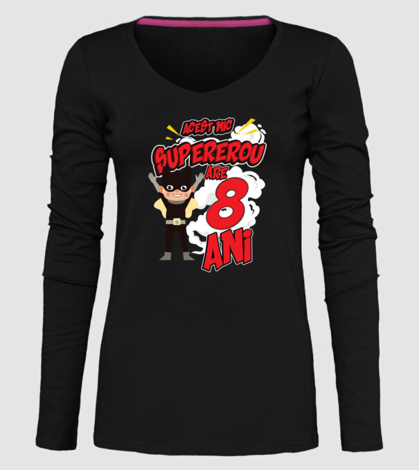 Acest mic supererou are 8 ani model negru pe tricou