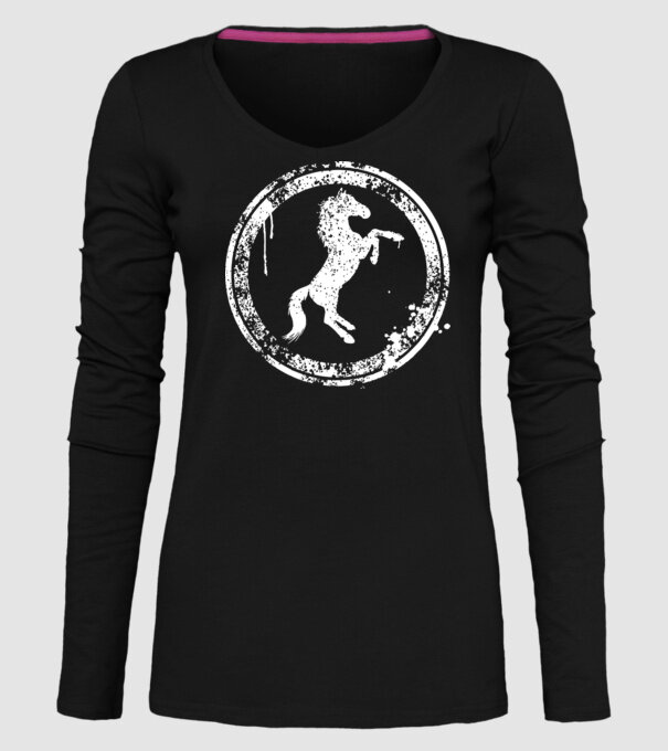 horse badge model negru pe tricou