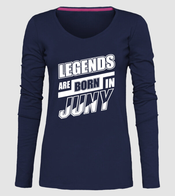 model albastru închis pe tricou