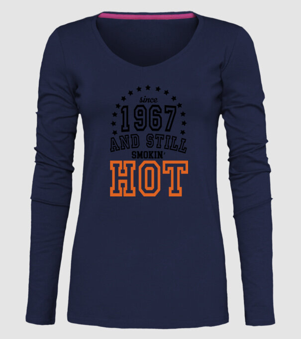 'Since and still smokin'' hot - 1967' model albastru închis pe tricou