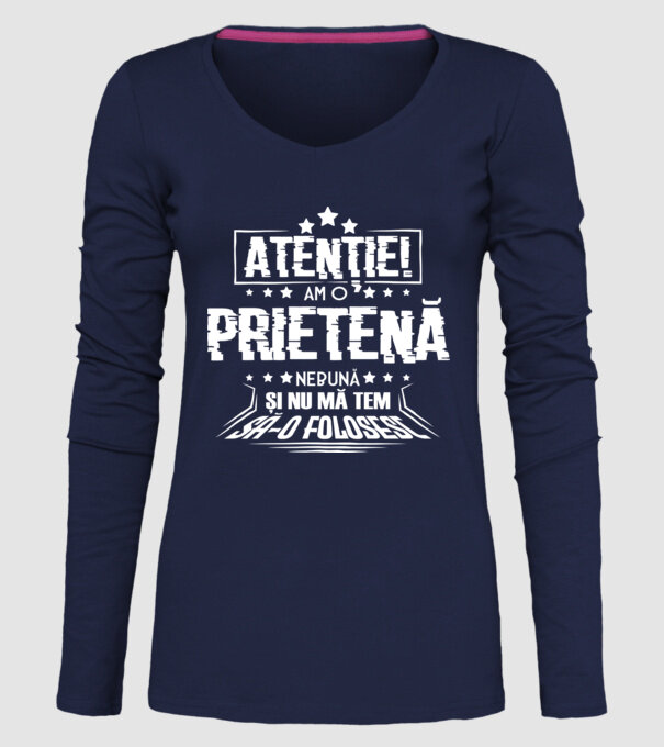 Atenție! Am o prietenă nebună și nu mă tem s-o folosesc. model albastru închis pe tricou