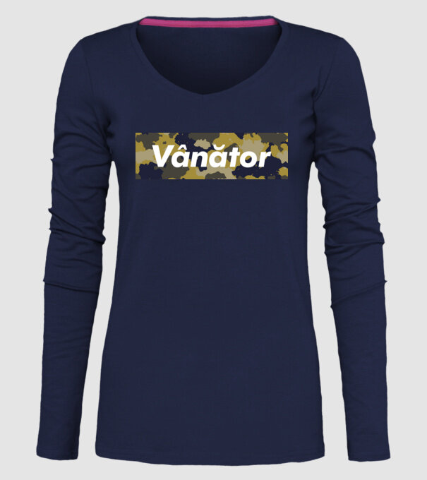 vânător model albastru închis pe tricou