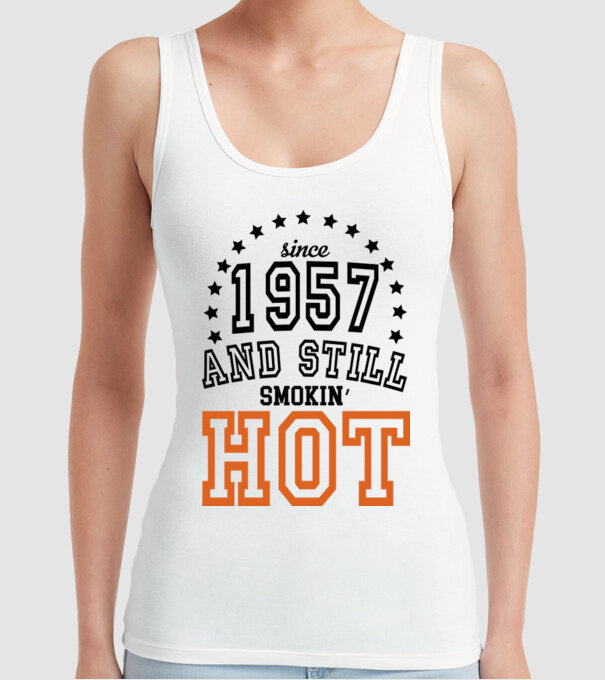 'Since and still smokin'' hot - 1957' model alb pe tricou