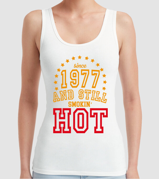 'Since and still smokin'' hot - 1977' model alb pe tricou