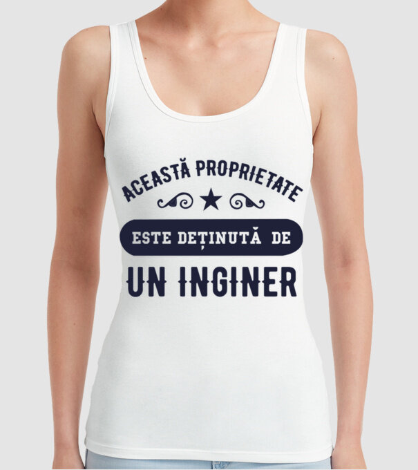 Această proprietate este deținută de un inginer model alb pe tricou