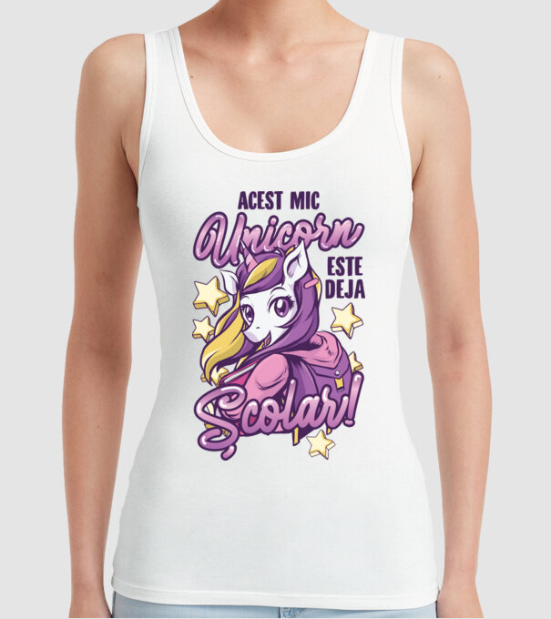 Acest mic unicorn este deja școlar model alb pe tricou