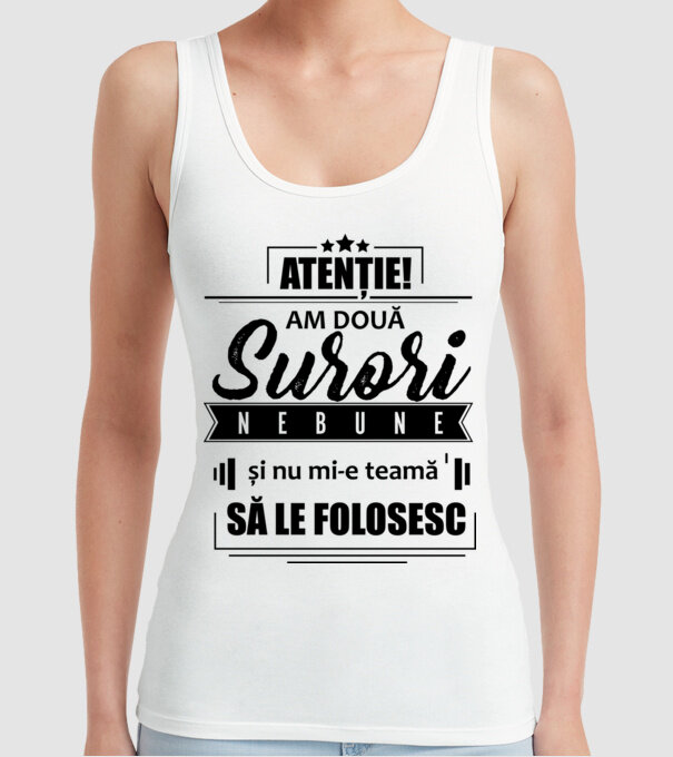 Atenție! Am două surori nebune și nu mi-e teamă să le folosesc. model alb pe tricou