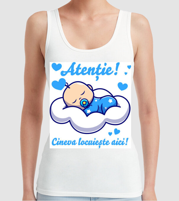 Atenție! Cineva locuiește aici! model alb pe tricou
