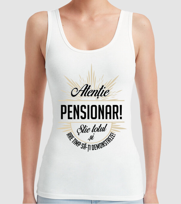 Atenție pensionar! Știe totul și are timp să-ți demonstreze! model alb pe tricou