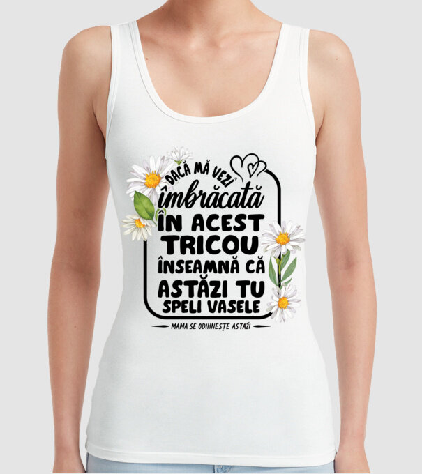 Dacă o vezi îmbrăcată în acest tricou, înseamnă că astăzi tu speli vasele. Mama se odihnește astăzi. model alb pe tricou