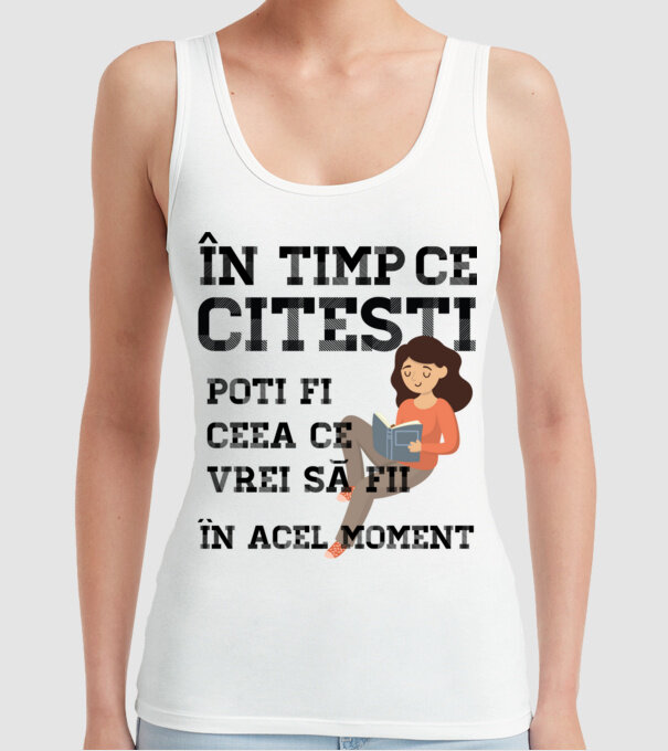 în timp ce citești poți fi ceea ce vrei să fii - în acel moment model alb pe tricou