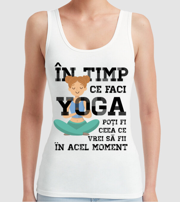 în timp ce faci yoga poți fi ceea ce vrei să fii - în acel moment model alb pe tricou