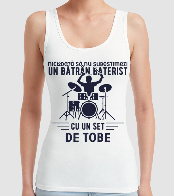 niciodată să nu subestimezi un bătrân baterist cu un set de tobe model alb pe tricou