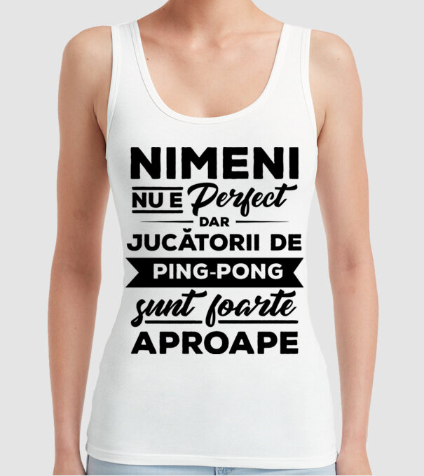 nimeni nu e perfect, dar jucătorii de ping-pong sunt foarte aproape model alb pe tricou