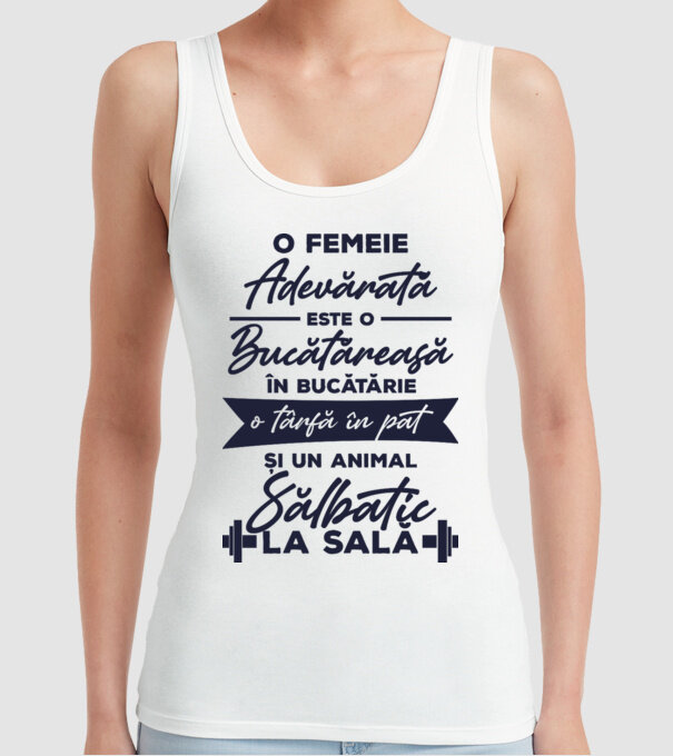 o femeie adevărată este o bucătăreasă în bucătărie, o târfă în pat și un animal sălbatic la sală model alb pe tricou