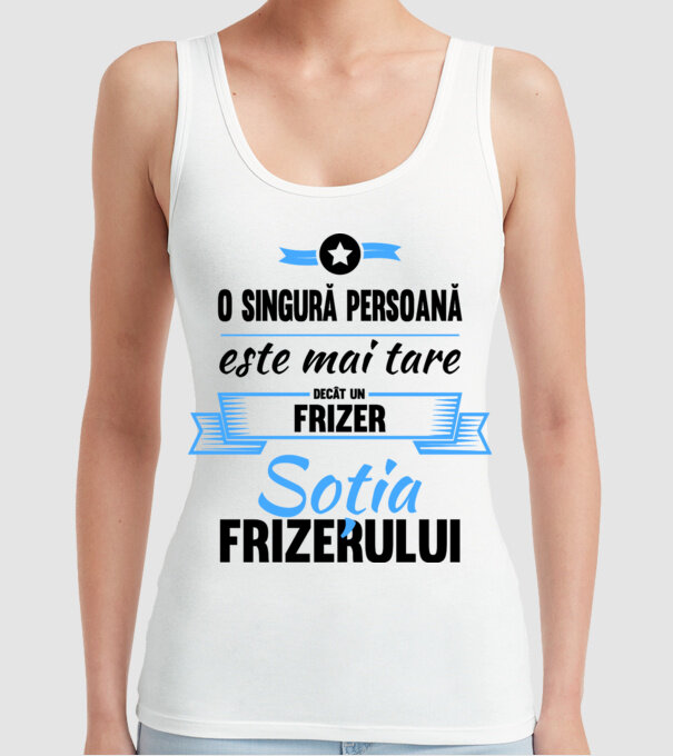 O singură persoană este mai tare decât un frizer, soția frizerului model alb pe tricou