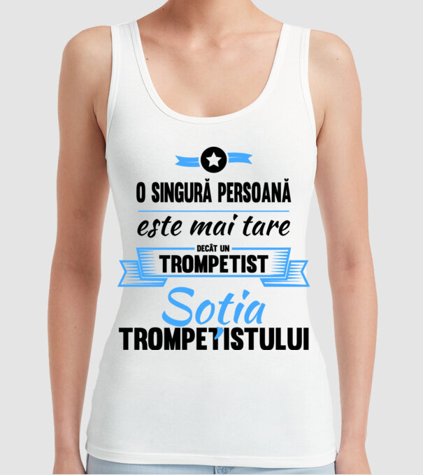 numai o persoană este mai tare decât un trompetist, soția trompetistului model alb pe tricou
