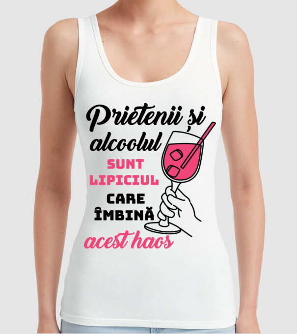 Prietenii și alcoolul sunt lipiciul care îmbină acest haos model alb pe tricou